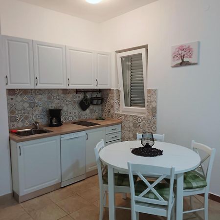 Lara - Apartment Near The Beach Vrbnik Exterior photo