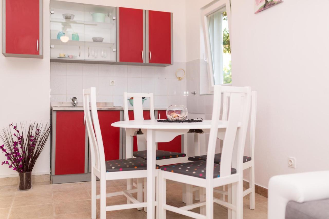 Lara - Apartment Near The Beach Vrbnik Exterior photo